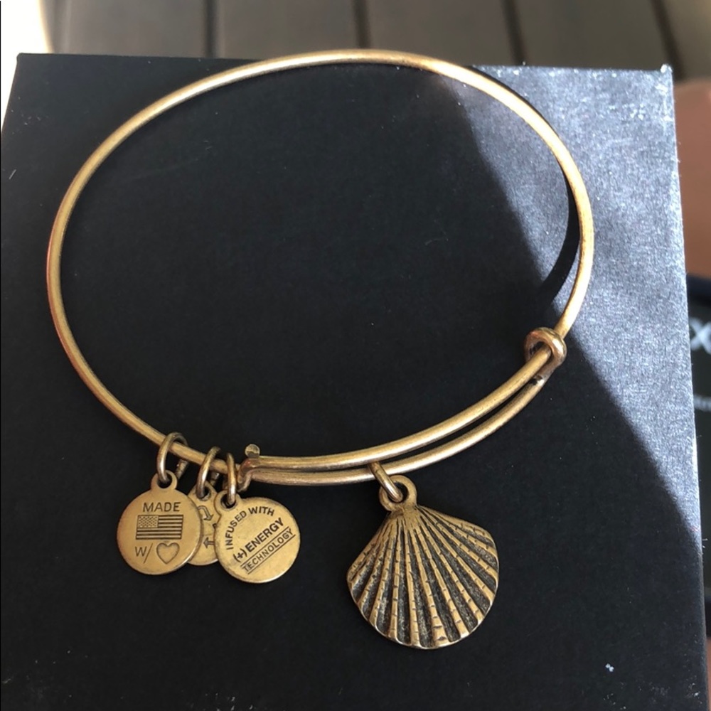 Shell bracelet - Picture 2 of 4